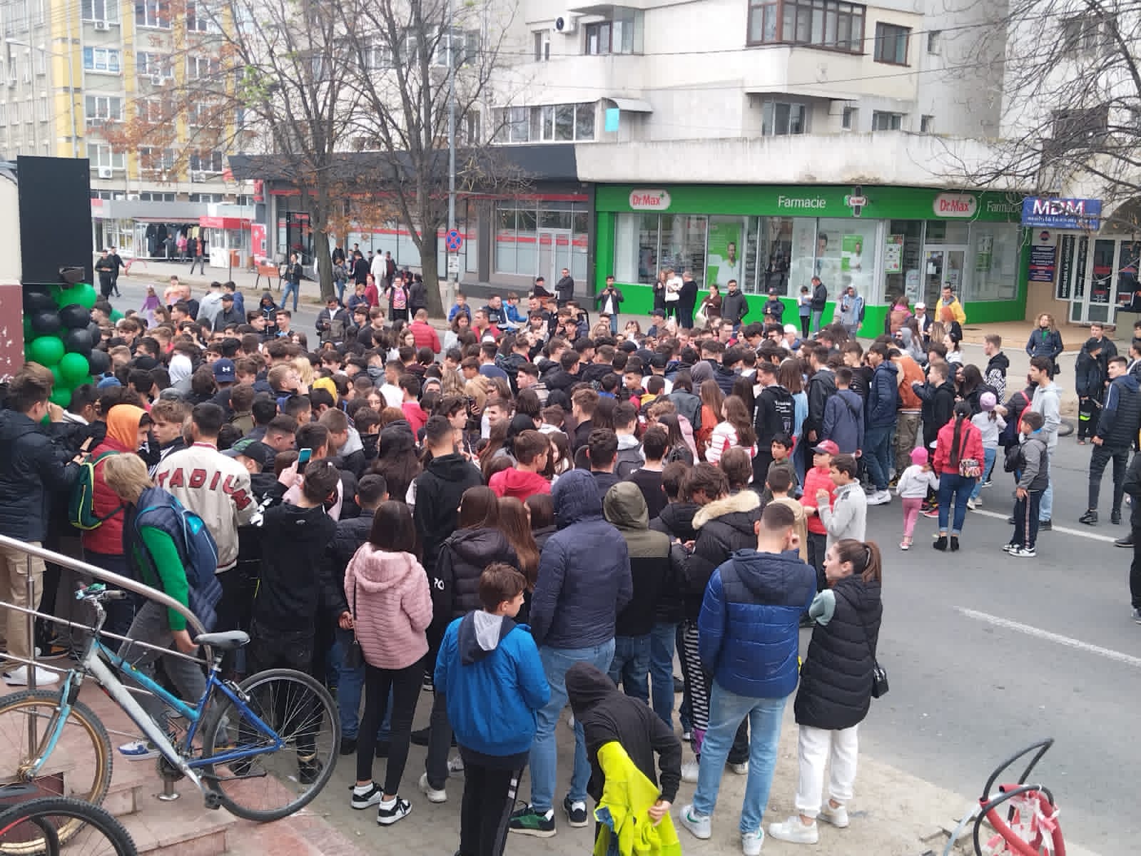 Imagini devenite virale de la shaormeria lui Dorian Popa din Focșani. Motivul: shaorma Hâtz Gratis